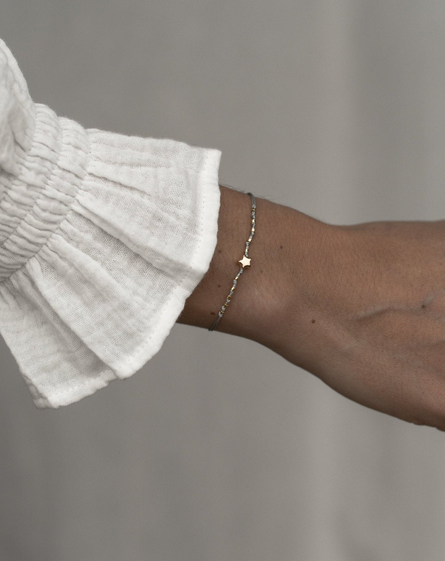 Pulsera hilo gris Estrella - gold (B)